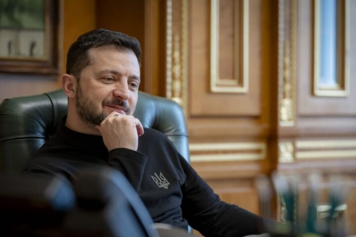 Zelensky cambia il capo delle forze armate e testa il missile che può colpire Mosca