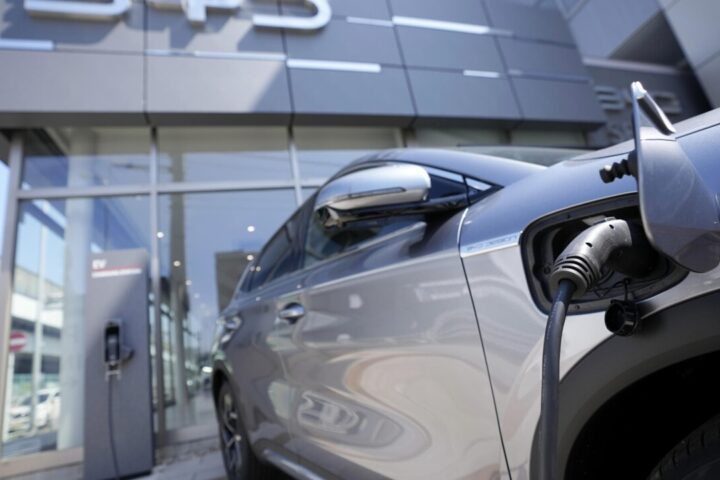 L'auto che sfida Tesla: si ricarica nel tempo di un pieno di benzina