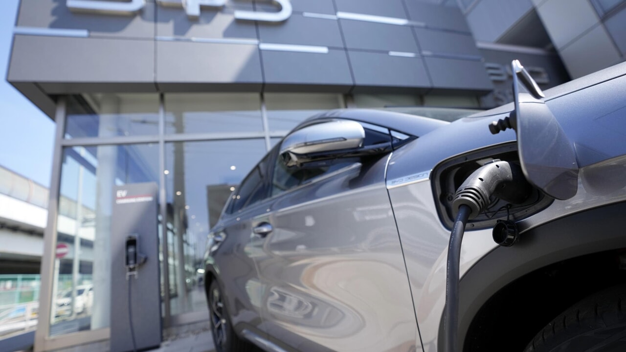 L'auto che sfida Tesla: si ricarica nel tempo di un pieno di benzina