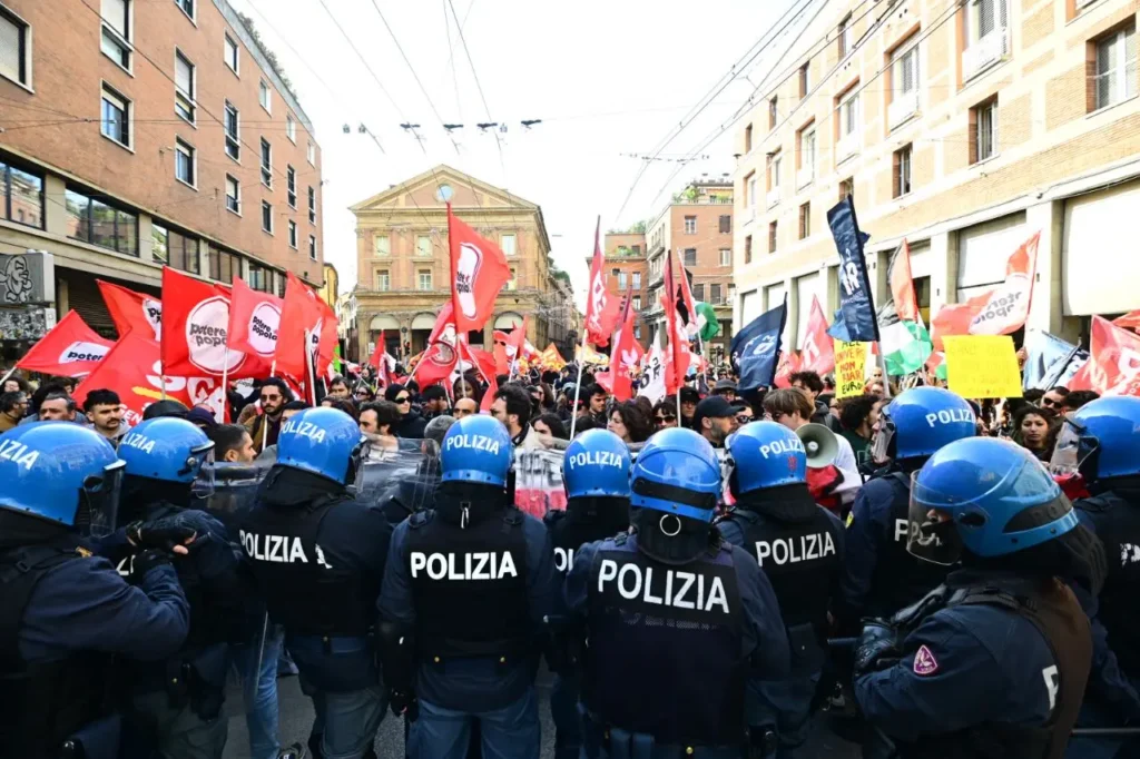 Bologna, scontri tra polizia e manifestanti alla piazza per l’Europa: bruciata una bandiera Ue