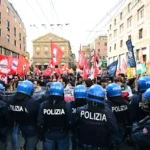 Bologna, scontri tra polizia e manifestanti alla piazza per l’Europa: bruciata una bandiera Ue
