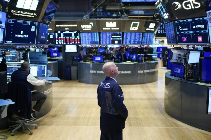 Effetto dazi, la Borsa di Milano crolla del 7,6% in apertura: tracollo dei mercati in tutto il mondo