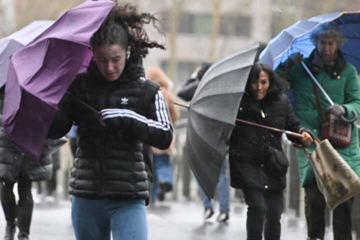 Euskadi activa el aviso amarillo por rachas de viento sureste de más de 100 km/h