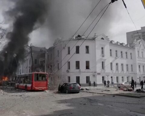 Guerra Ucraina-Russia, news in diretta: strage di civili a Sumy, almeno 34 morti tra cui 7 bambini. Zelensky a Trump: “Venga a Kiev”