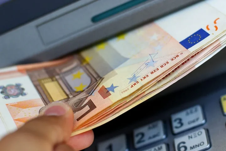 I clienti lanciano l’allarme, trovato dell’esplosivo in un bancomat nel Lodigiano: intervengono gli artificieri
