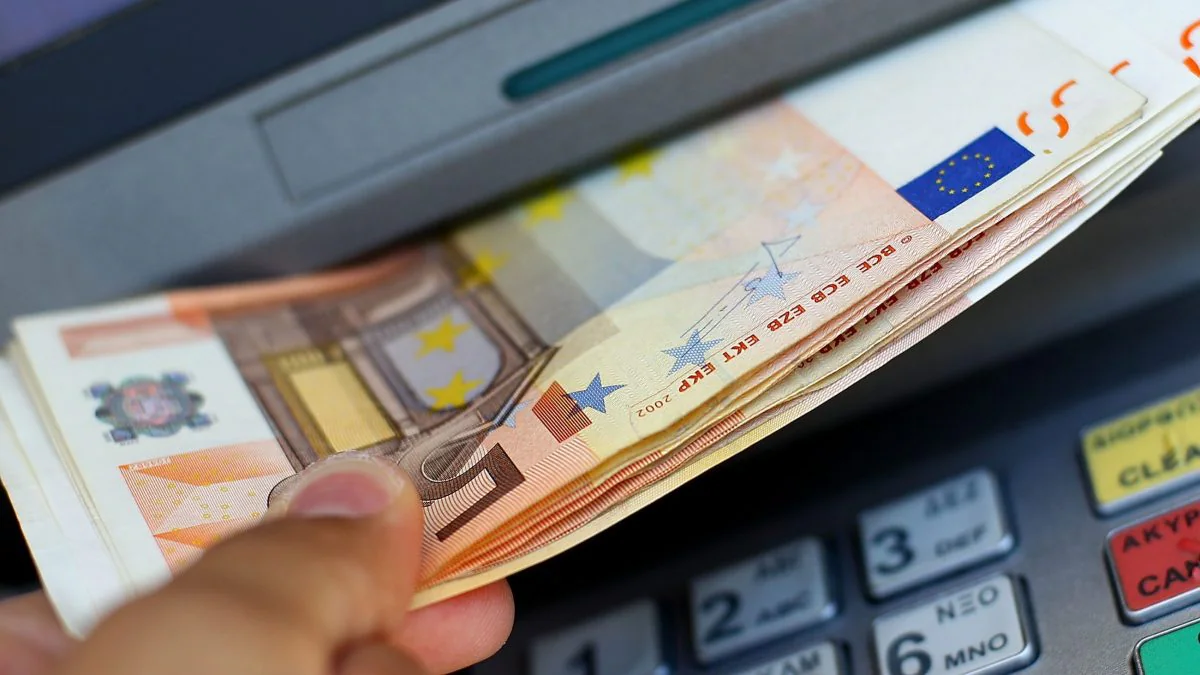 I clienti lanciano l’allarme, trovato dell’esplosivo in un bancomat nel Lodigiano: intervengono gli artificieri