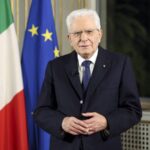 Il presidente Mattarella lascia l’ospedale Santo Spirito dopo l’intervento per il pacemaker: sta bene