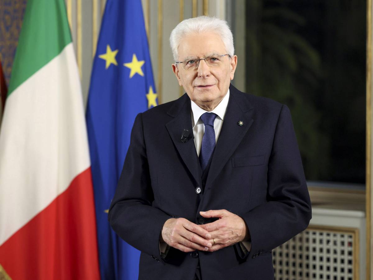 Il presidente Mattarella lascia l’ospedale Santo Spirito dopo l’intervento per il pacemaker: sta bene