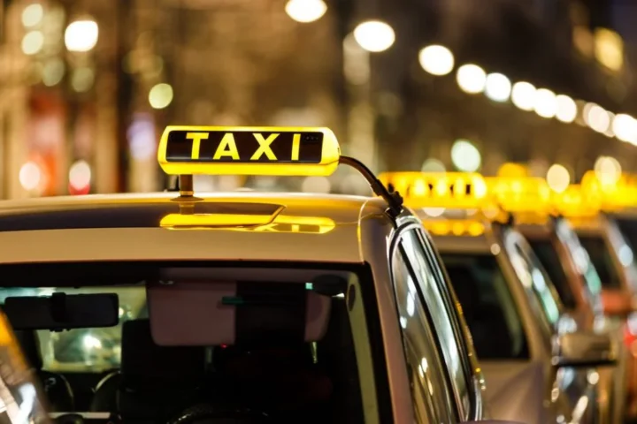 Il tassista non gli lascia il resto, 18enne cerca di inseguirlo ma viene trascinato per 20 metri dall’auto