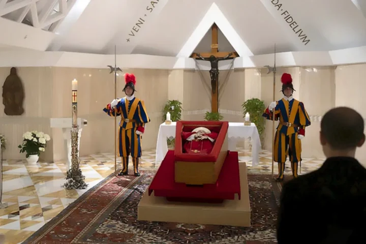 La salma di Papa Francesco esposta da mercoledì 23 in San Pietro. Sabato i funerali cui seguirà la tumulazione nella Basilica di Santa Maria Maggiore