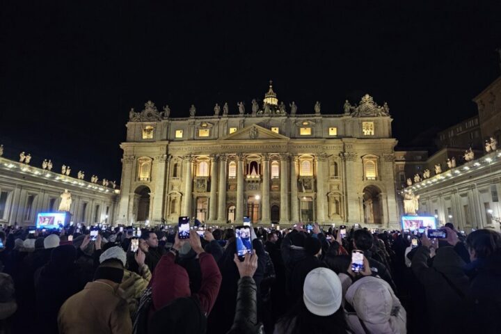 Papa Francesco, riaperta la Basilica a San Pietro: lunghe file di fedeli per l’ultimo omaggio anche nella notte, news e diretta