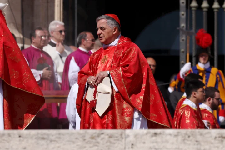 Perché il cardinale Becciu ha rinunciato al Conclave: le due lettere di Francesco e le pressioni di Parolin
