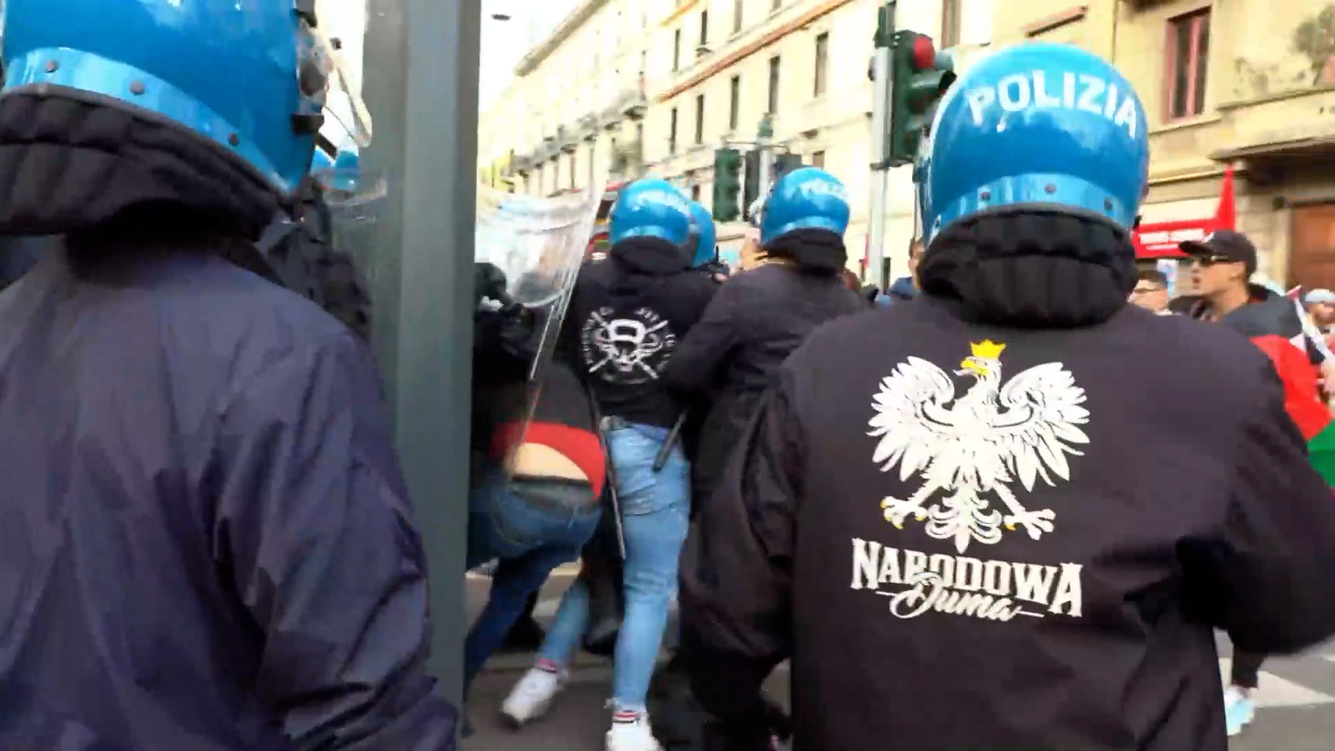 Poliziotto con felpa neonazista al corteo pro Palestina a Milano: al lavoro la Digos per identificarlo