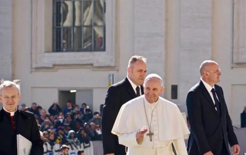 “Quando le donne comandano le cose vanno”: l’incontro tra Papa Francesco e i medici che lo hanno curato