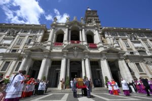 Roma, migliaia di fedeli a Santa Maria Maggiore per rendere omaggio a papa Francesco