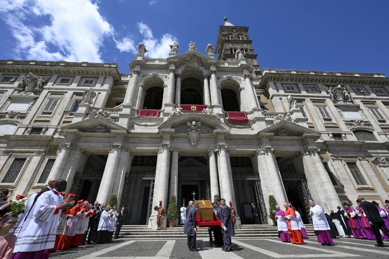 Roma, migliaia di fedeli a Santa Maria Maggiore per rendere omaggio a papa Francesco