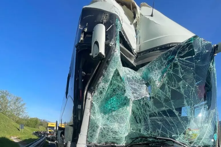 Scontro tra scuolabus e tir sull’A1: un bambino grave, paura per 41 alunni