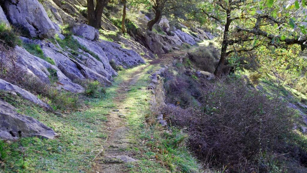 El sendero entre Lastur y Deba hace causa común con la seguridad