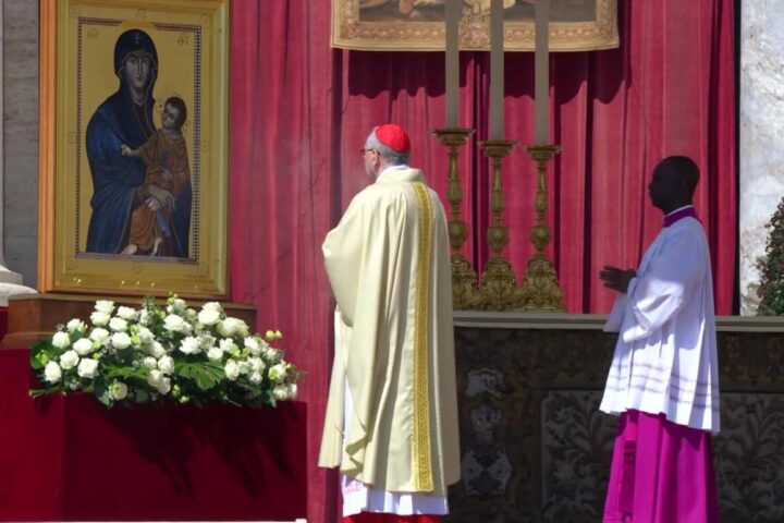 Il Conclave prende tempo. Gli «auguri doppi» a Parolin