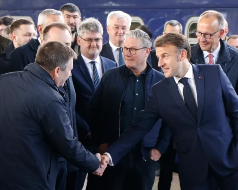 Macron, Starmer, Merz e Tusk a Kiev: "Mosca accetti 30 giorni di tregua