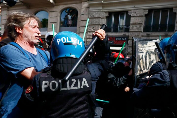 Manganello nelle piazze, clava nei palazzi