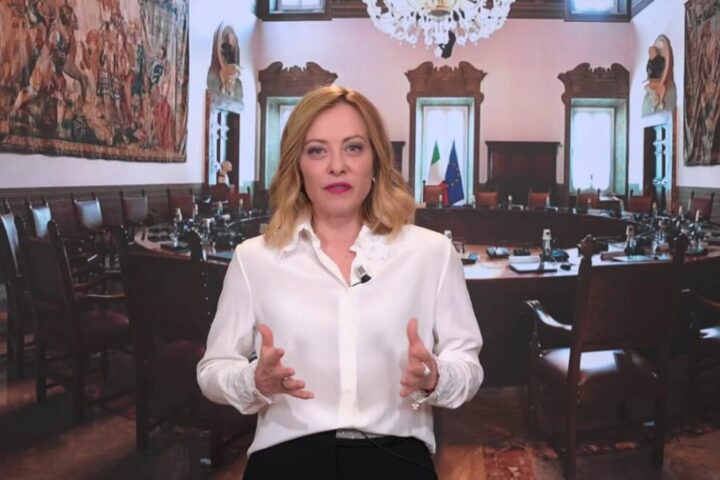 Meloni prova a rientrare in gioco e minimizza l’assenza dai Volenterosi