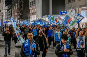 Napoli, tifosi invadono le strade con fumogeni e bandiere