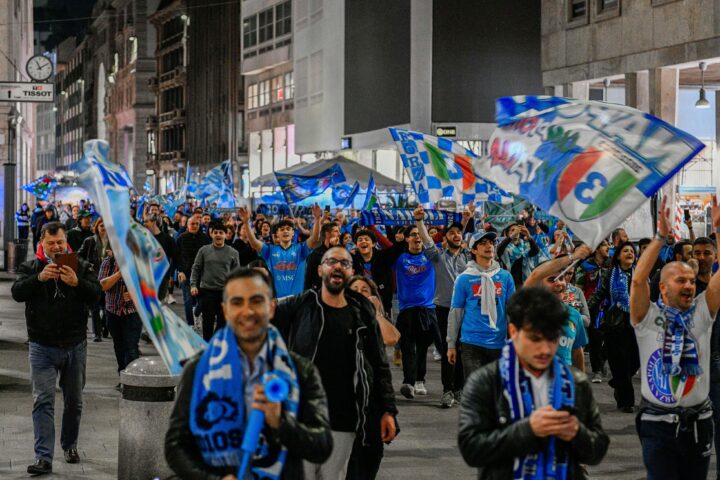 Napoli, tifosi invadono le strade con fumogeni e bandiere