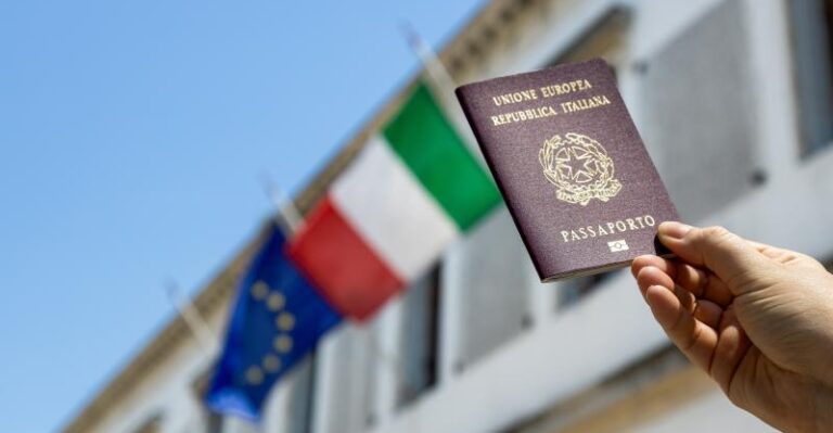 Stretta sulla doppia cittadinanza