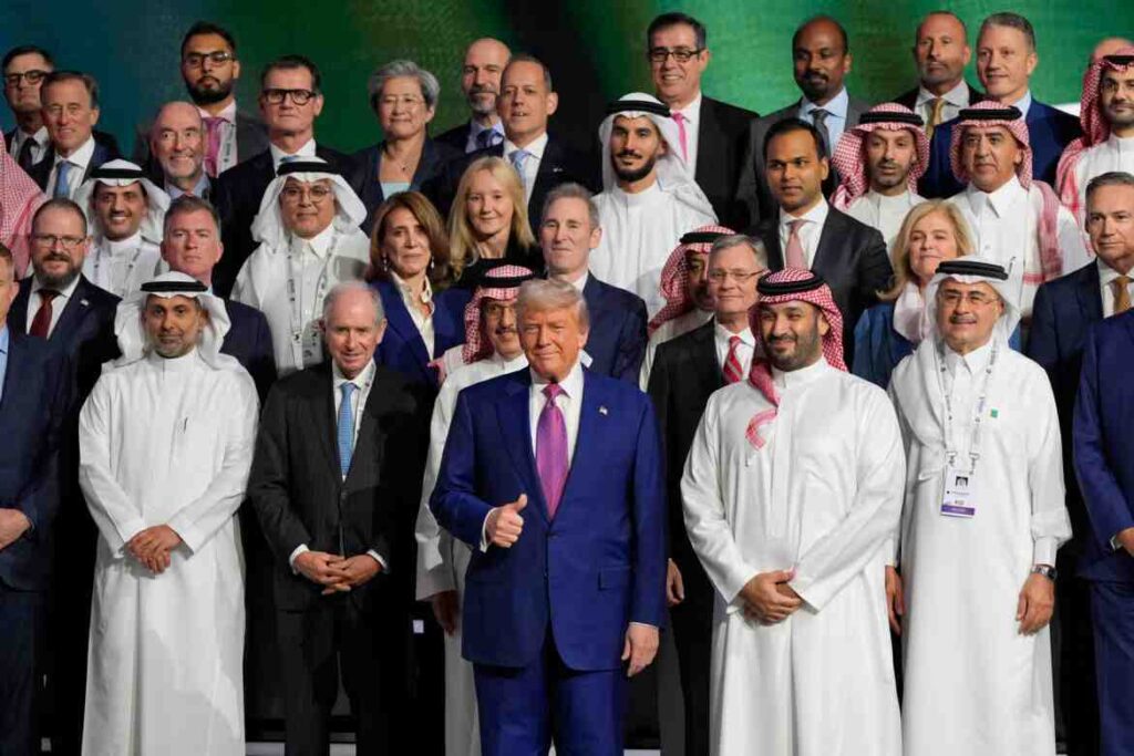 Trump in tour: accordi d’oro con gli arabi, è la dollaro-diplomazia