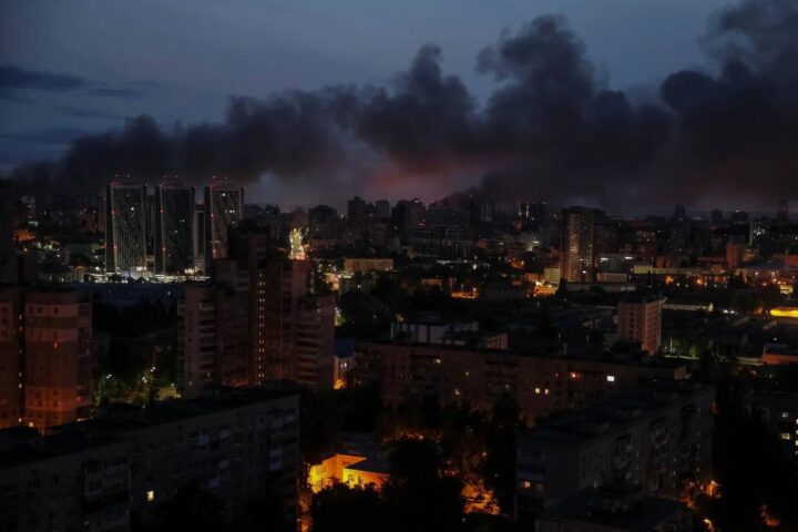 Kiev sotto attacco: droni nella notte e il terrore tra i civili