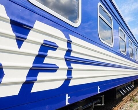 Attacco russo a un treno passeggeri in Ucraina: colpiti civili e bambini