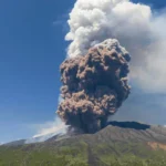 Etna, crolla parte del cratere: nube eruttiva alta chilometri