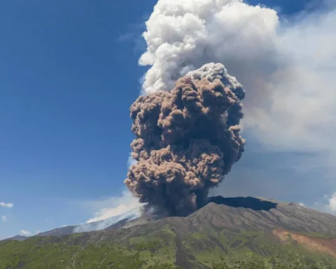 Etna, crolla parte del cratere: nube eruttiva alta chilometri