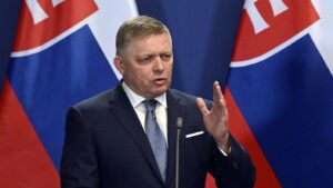 Fico minaccia l’uscita della Slovacchia dalla NATO: tra retorica sovranista e rischio isolamento