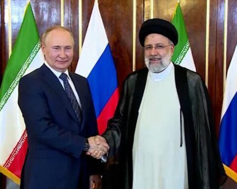 Iran e Russia unite contro l’Occidente: colloquio tra i ministri della Difesa