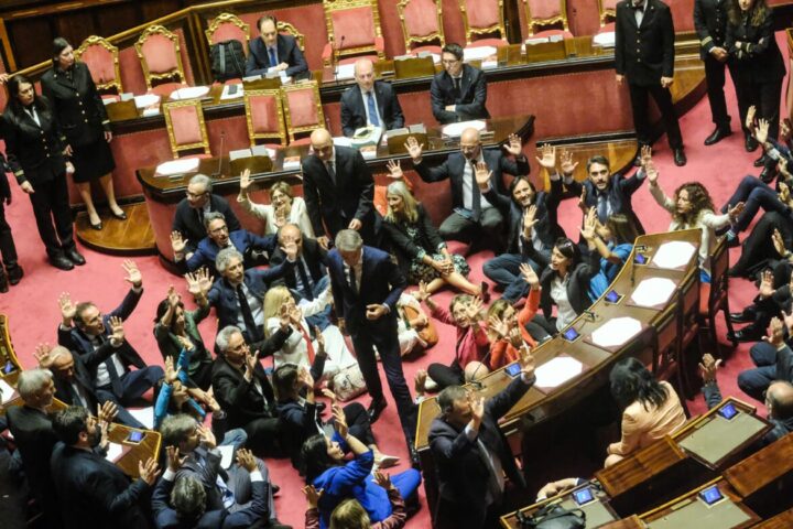 La resistenza passiva non ferma il Senato. Il dl sicurezza è legge