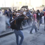 Los Angeles in rivolta dopo i raid anti-immigrati, Trump schiera la Guardia nazionale