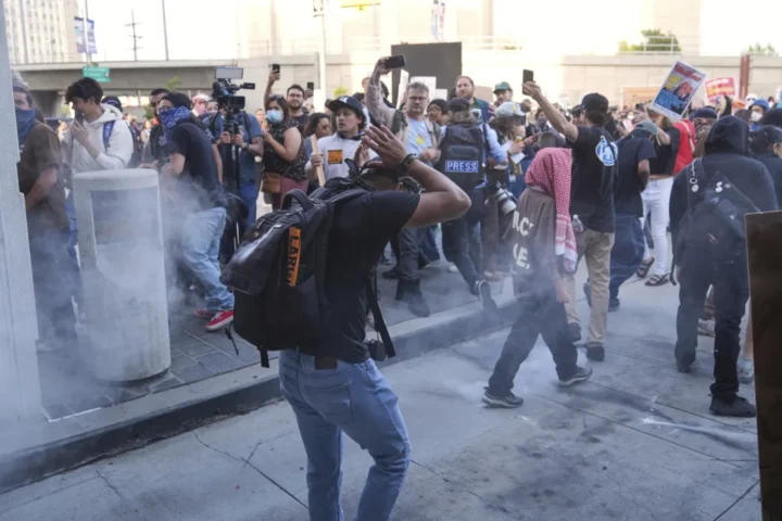 Los Angeles in rivolta dopo i raid anti-immigrati, Trump schiera la Guardia nazionale