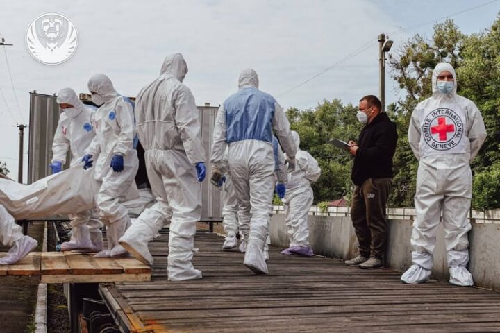 Mosca manipola i cadaveri dei suoi soldati: una macabra arma di propaganda