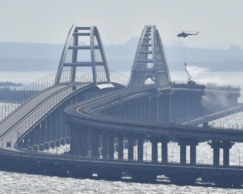Nuovo attacco al ponte di Crimea: fumo, tensione e dubbi sulla strategia difensiva russa