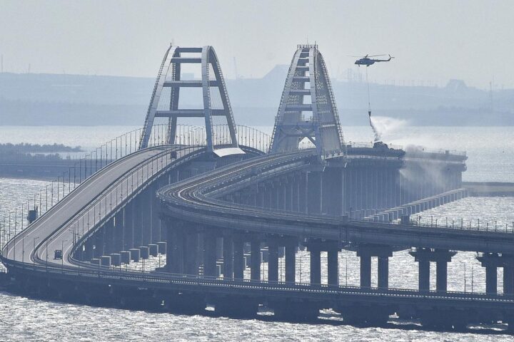 Nuovo attacco al ponte di Crimea: fumo, tensione e dubbi sulla strategia difensiva russa