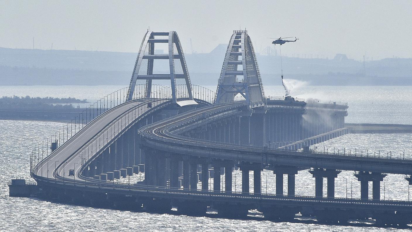 Nuovo attacco al ponte di Crimea: fumo, tensione e dubbi sulla strategia difensiva russa