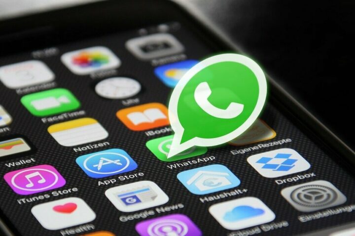 Spiare WhatsApp del partner è reato: parola di Cassazione