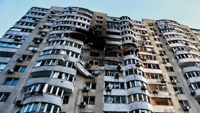 Terrore su Kyiv: la Russia colpisce i civili nel sonno