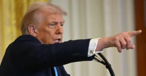 Trump ha annunciato un nuovo divieto d'ingresso per cittadini di 12 Paesi: "Proteggiamo l'America dai terroristi stranieri"