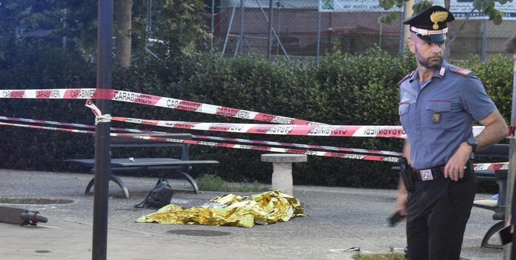 Accoltellata e uccisa in strada: il killer l'ha attesa seduto.