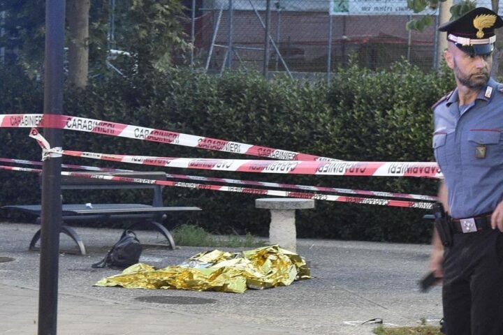 Accoltellata e uccisa in strada: il killer l'ha attesa seduto.