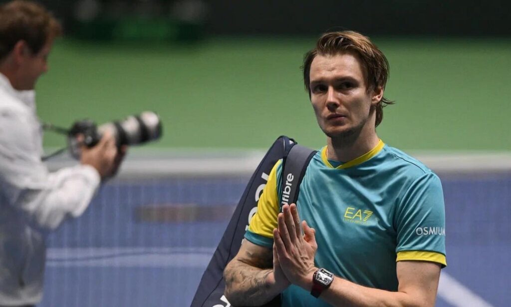 Alexander Bublik si esprime senza peli sulla lingua su Jannik Sinner e Carlos Alcaraz: le sue dichiarazioni