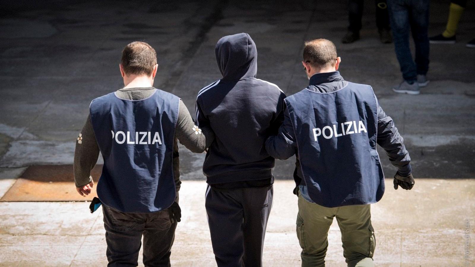 Arrestato a Milano un uomo che ha sequestrato e violentato per ore una giovane madre davanti al figlio di 4 anni